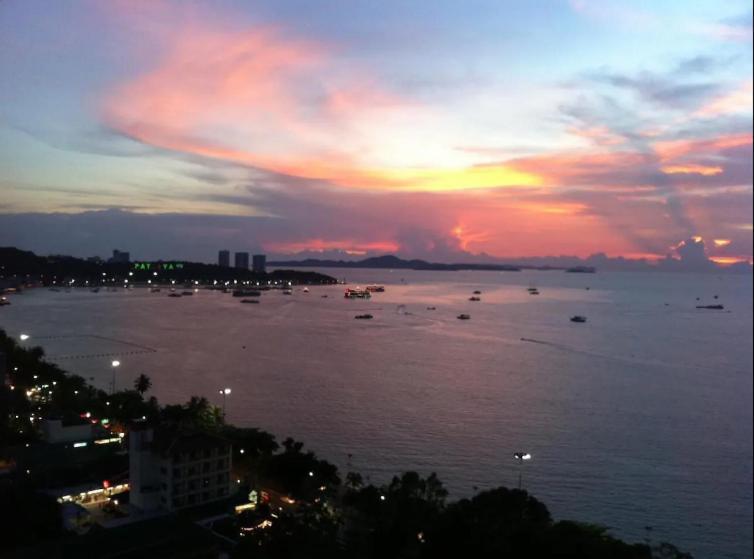 Great Location With Infinity Pool - Central Pattaya Apartment Bagian luar foto